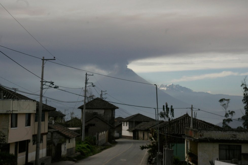 Obyvatelé dvou přilehlých provincií sledují napjatě soptění vulkánu