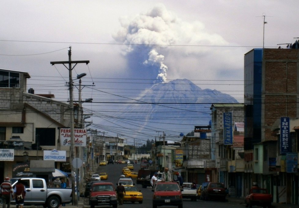 Městečko Riobamba pod ekvádorským vulkánem Tungurahua. I zde lidé vzpomínají na rok 2006, kdy museli kvůli sopce opustit své domovy