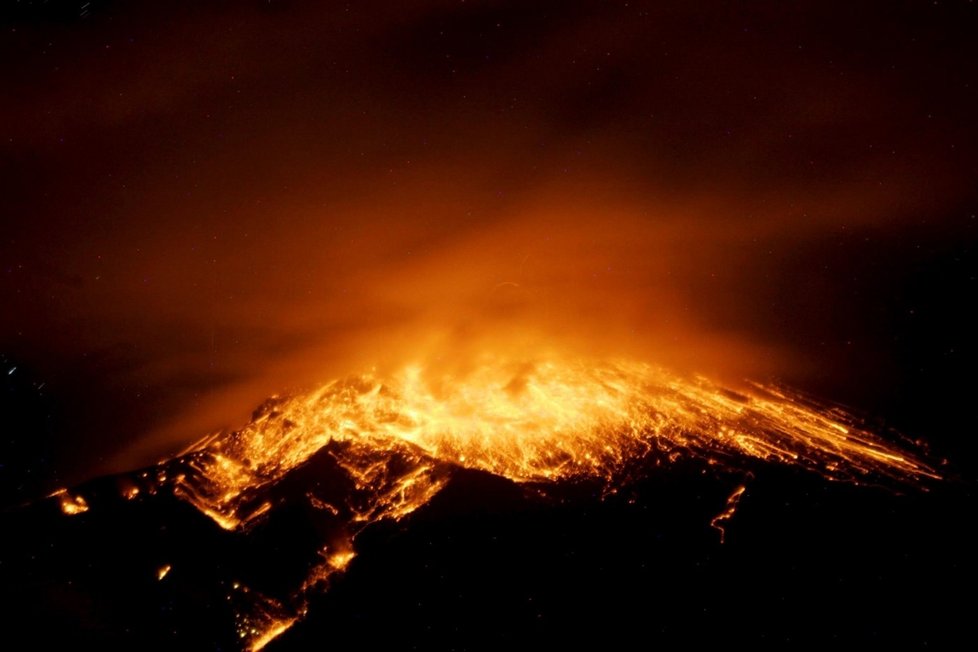 Pohled do nitra kráteru vulkánu Tungurahua v Ekvádoru