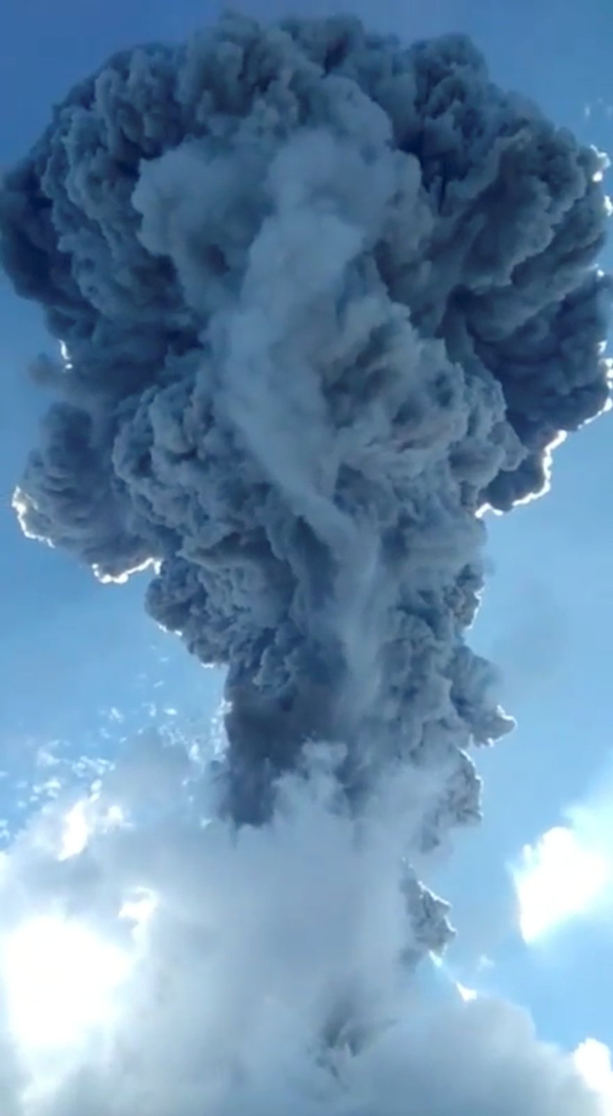 Erupce indonéské sopky Lewotolo, (29.11.2020).