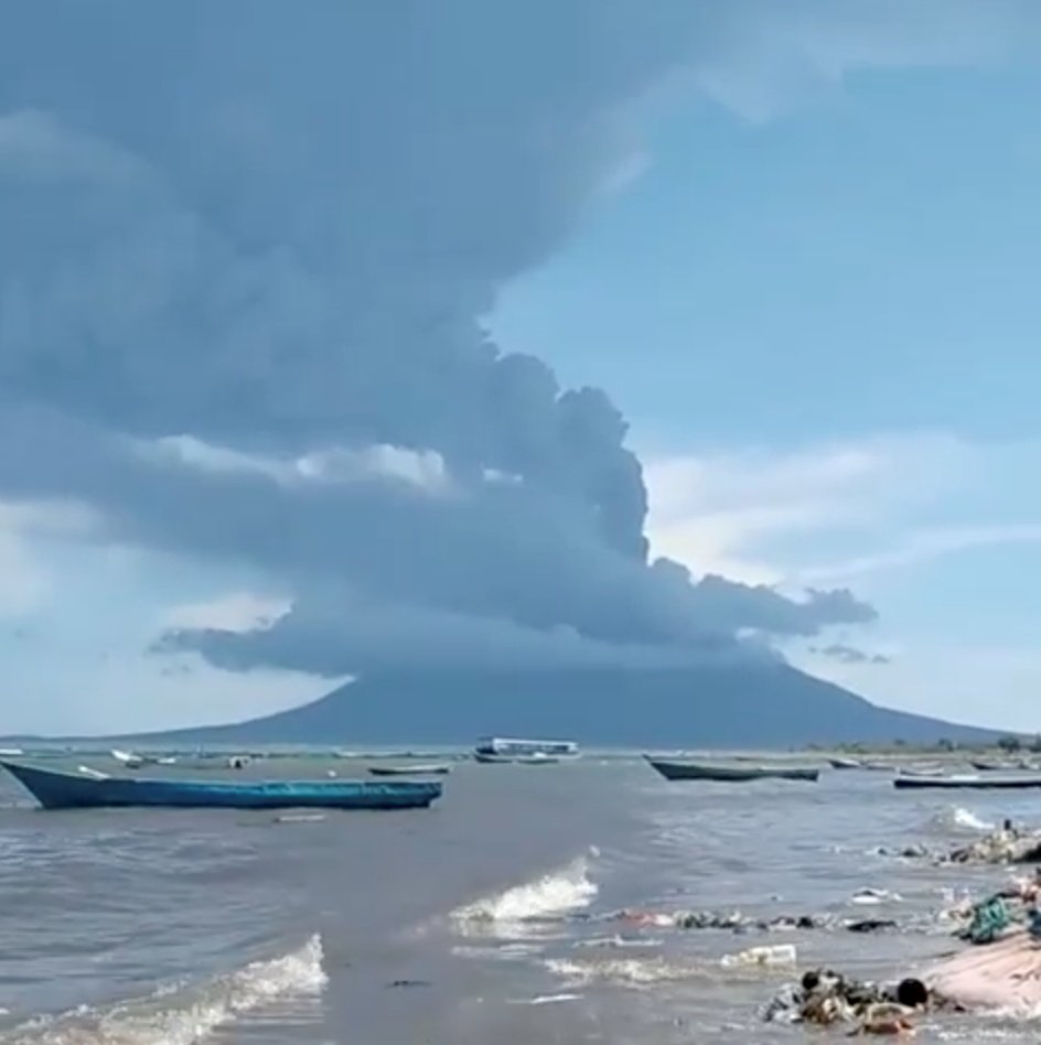 Erupce indonéské sopky Lewotolo, (29.11.2020).