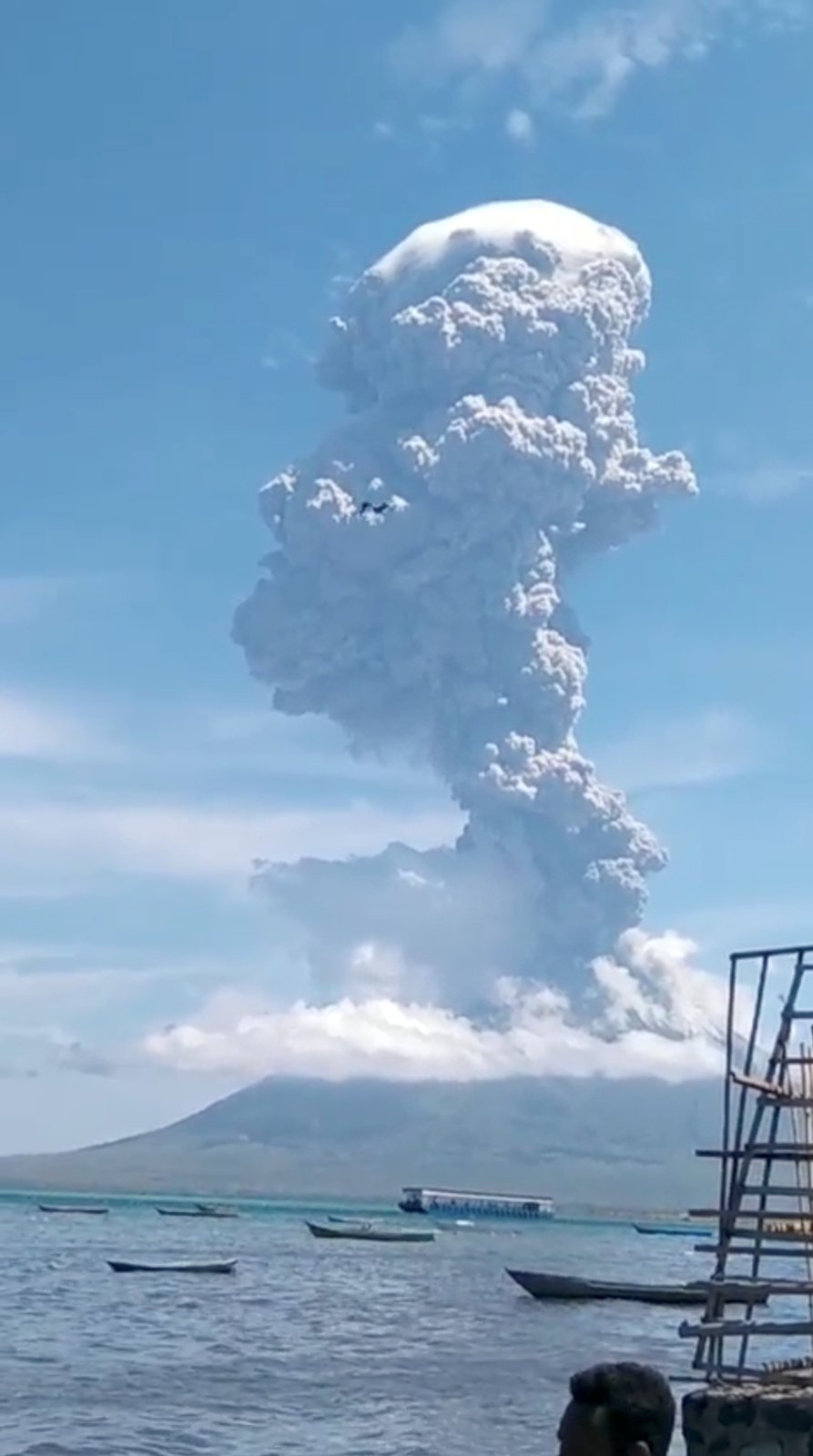Erupce indonéské sopky Lewotolo, (29.11.2020).