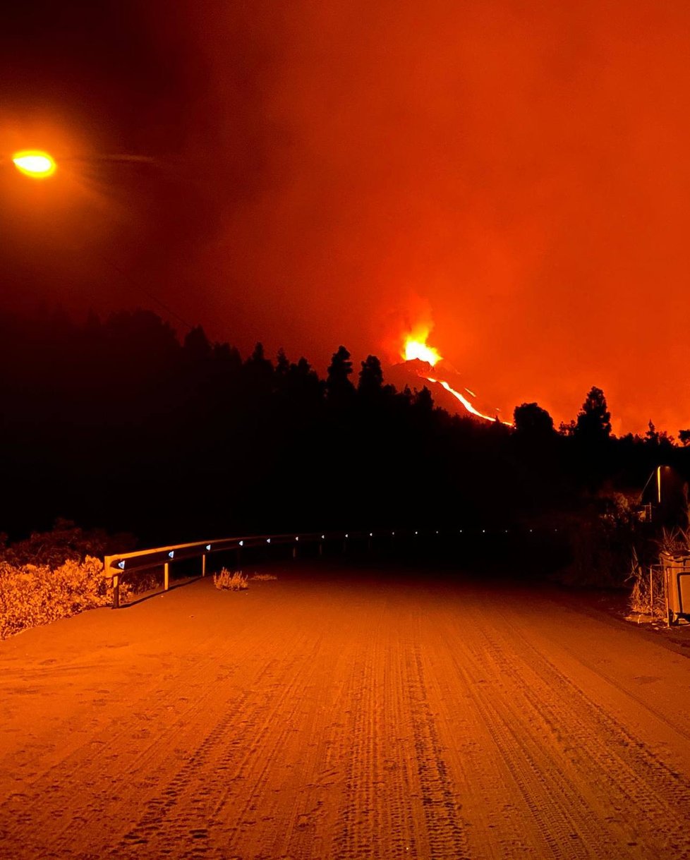 Britský kulturista se pochlubil snímky z ostrova La Palma, který ničí láva. „Byli jsme tam zachraňovat psy,“ brání svoje „selfíčka“ s vulkánem.