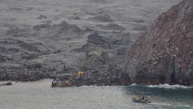 Záchranné práce práce na sopce White Islands. Úřady odvezly z ostrova 6 těl. Pro dvě se musejí vrátit.