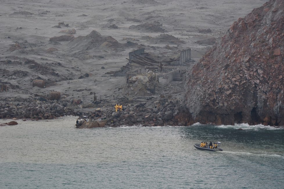 Záchranné práce práce na sopce White Island. Úřady odvezly z ostrova 6 těl. Pro dvě se musejí vrátit.