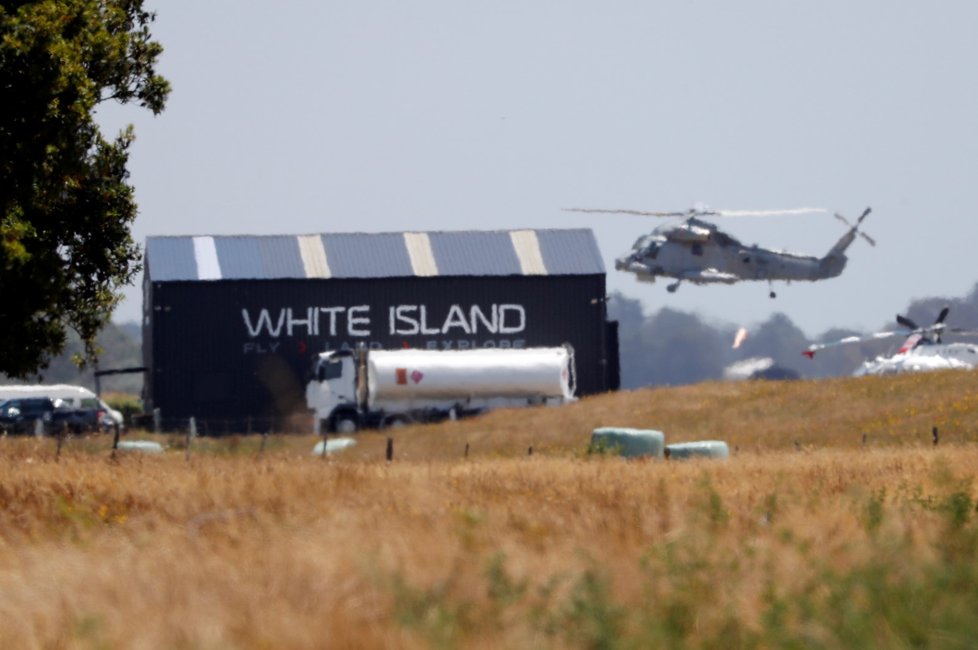 Záchranné práce práce na sopce White Islands. Úřady odvezly z ostrova 6 těl. Pro dvě se musejí vrátit.