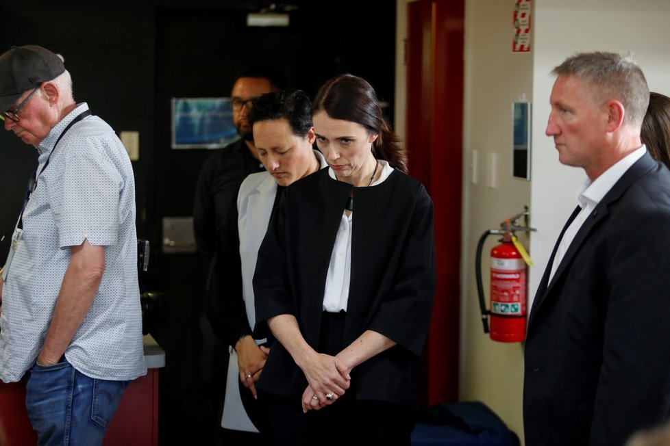 Novozélandská premiérka Jacinda Ardernová předstoupila před novináře se informacemi o erupci sopky na White Islands. Úřady odvezly šest těl, pro dvě se musí ještě vrátit.