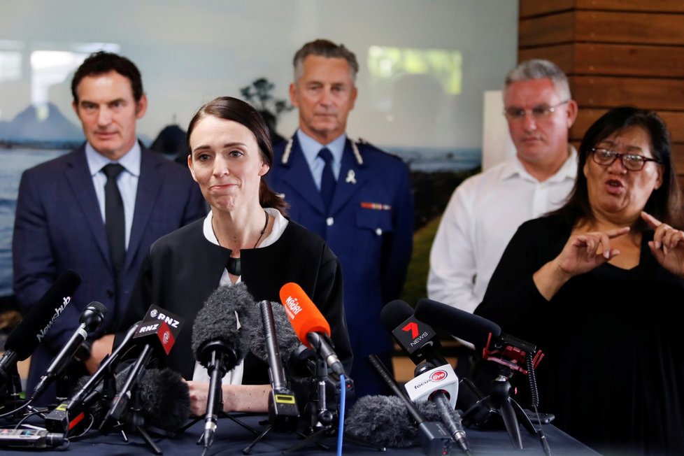 Novozélandská premiérka Jacinda Arderová předstoupila před novináře s informacemi o erupci sopky na White Islands. Úřady odvezly šest těl, pro dvě se musí ještě vrátit.