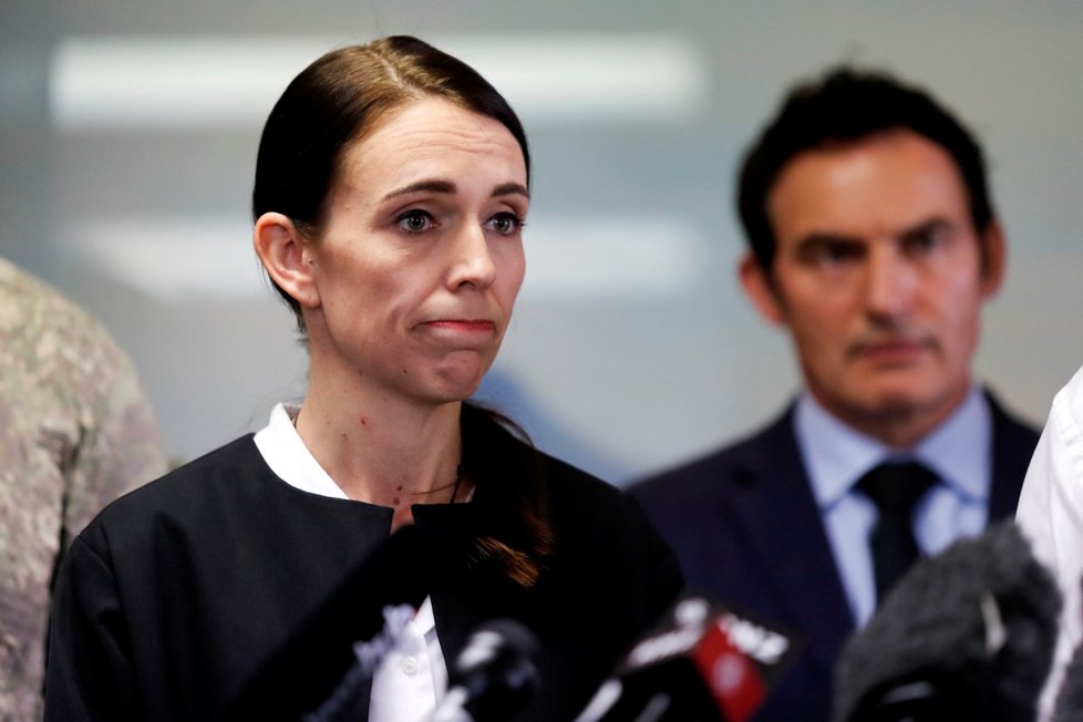 Novozélandská premiérka Jacinda Arderová předstoupila před novináře s informacemi o erupci sopky na White Islands. Úřady odvezly šest těl, pro dvě se musí ještě vrátit.