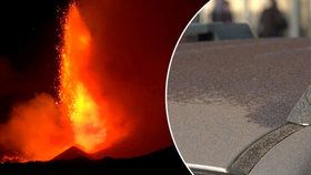 Etna v noci opět probudila Italy. Popel z erupce sopky pokryl ulice i auta