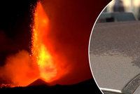 Etna v noci opět probudila Italy. Popel z erupce sopky pokryl ulice i auta