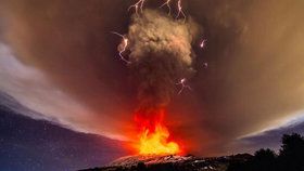 Etna soptila po dvou letech, výbuch doprovázely blesky.