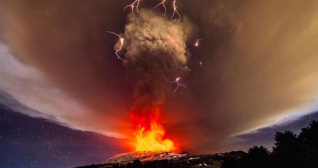 Exploze, mraky popela a vulkanické blesky: Etna po dvou letech soptila