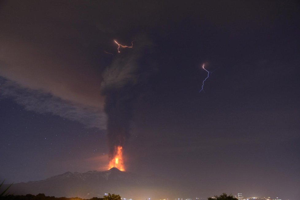 Etna soptila po dvou letech, výbuch doprovázely blesky.
