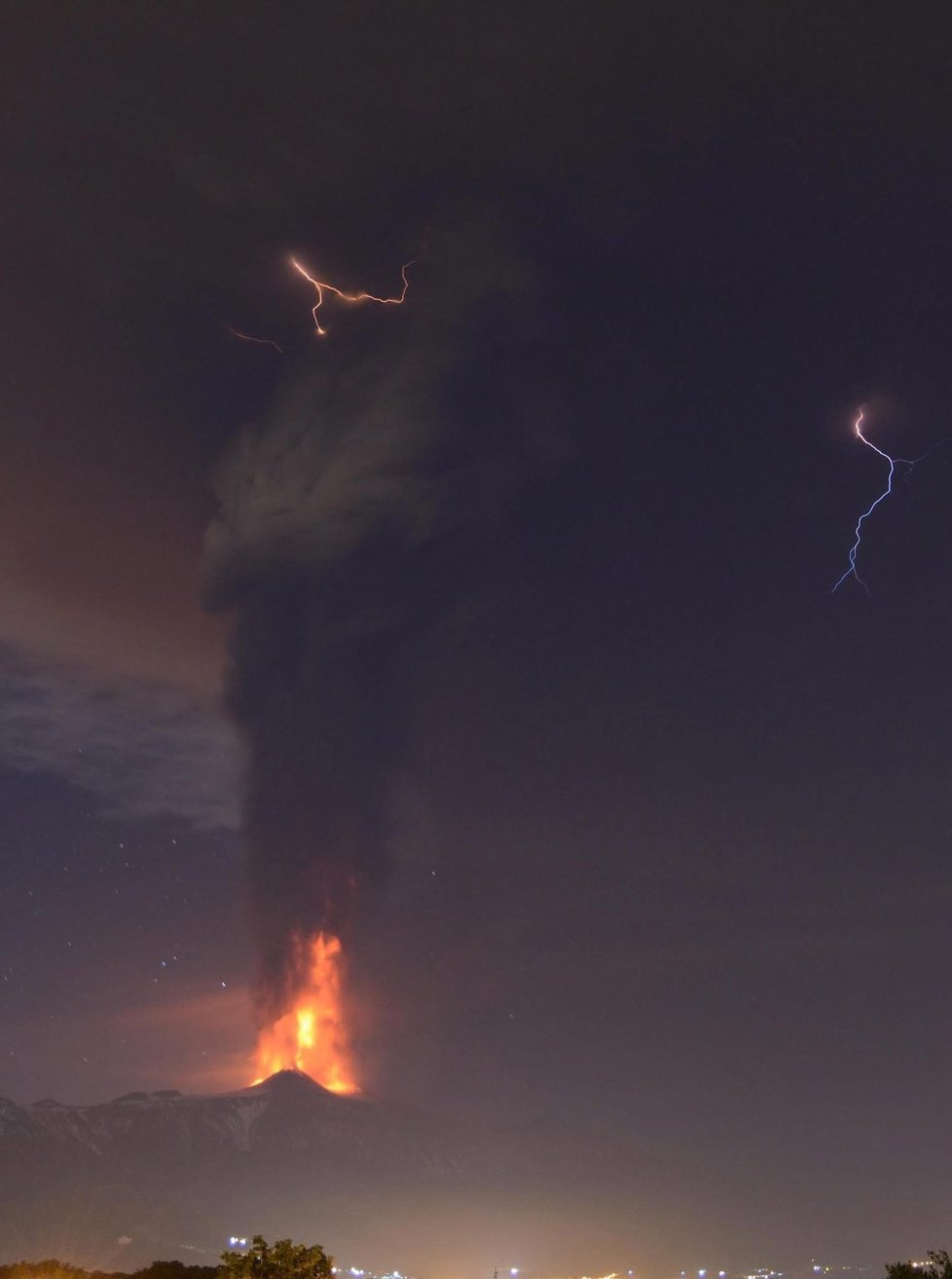 Etna soptila po dvou letech, výbuch doprovázely blesky.