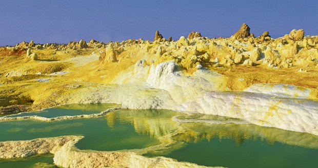 Kráter sopky Dallol, která se jmenuje stejně jako celá oblast, vznikl v roce 1926. Lidé už ve zdejší osadě několik let nežijí, přesídlili do pohostinnějšího okolí.