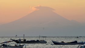 Před hrozbou erupce sopky Agung na Bali prchlo přes 35 tisíc lidí.