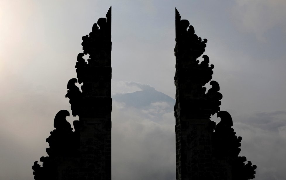 Na Bali bylo evakuováno 14 tisíc lidí, kvůli aktivitě tamní sopky Agung.