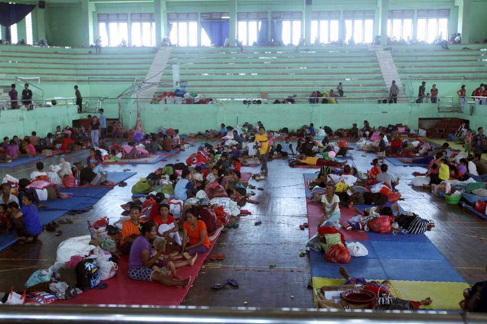 Před hrozbou erupce sopky Agung na Bali prchlo přes 35 tisíc lidí.