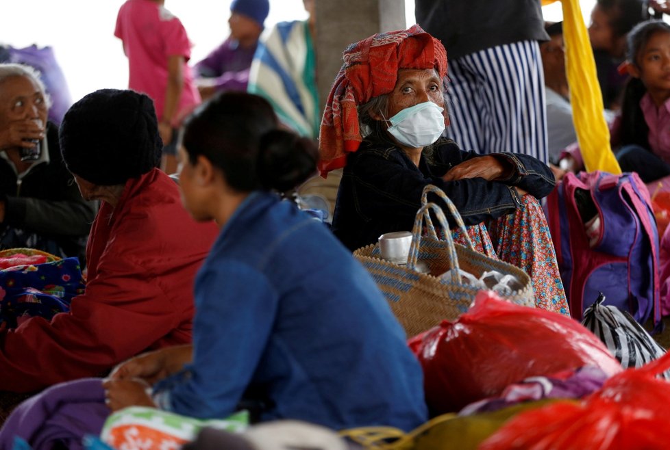 Před hrozbou erupce sopky Agung na Bali prchlo přes 35 tisíc lidí.