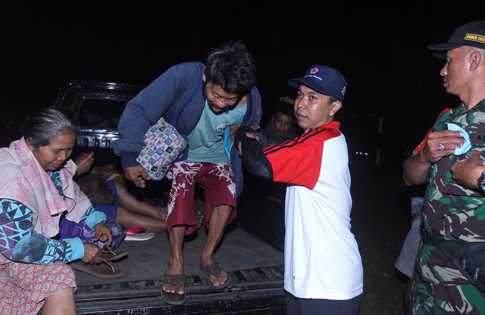 Na Bali bylo evakuováno 14 tisíc lidí, kvůli aktivitě tamní sopky Agung.