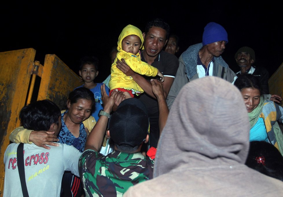 Před hrozbou erupce sopky Agung na Bali prchlo přes 35 tisíc lidí.