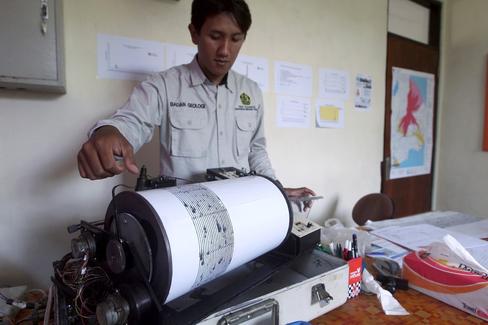 Na Bali bylo evakuováno 14 tisíc lidí, kvůli aktivitě tamní sopky Agung.