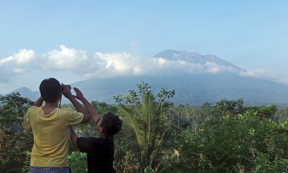 Na Bali bylo evakuováno 14 tisíc lidí, kvůli aktivitě tamní sopky Agung