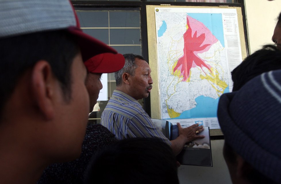 Před hrozbou erupce sopky Agung na Bali prchlo přes 35 tisíc lidí.