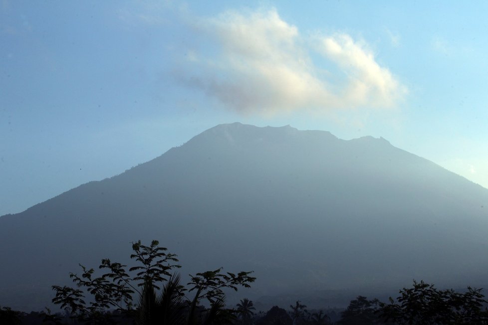 Před hrozbou erupce sopky Agung na Bali prchlo přes 35 tisíc lidí.