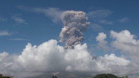 Po silné erupci sopky Mayon na filipínském ostrově Luzon vyhlásily úřady čtvrtý, tedy druhý nejvyšší stupeň výstrahy a varují před další explozí.