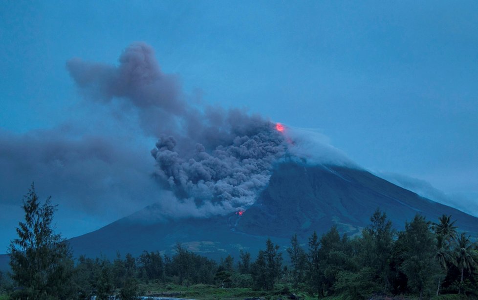 Po silné erupci sopky Mayon na filipínském ostrově Luzon vyhlásily úřady čtvrtý, tedy druhý nejvyšší stupeň výstrahy a varují před další explozí.
