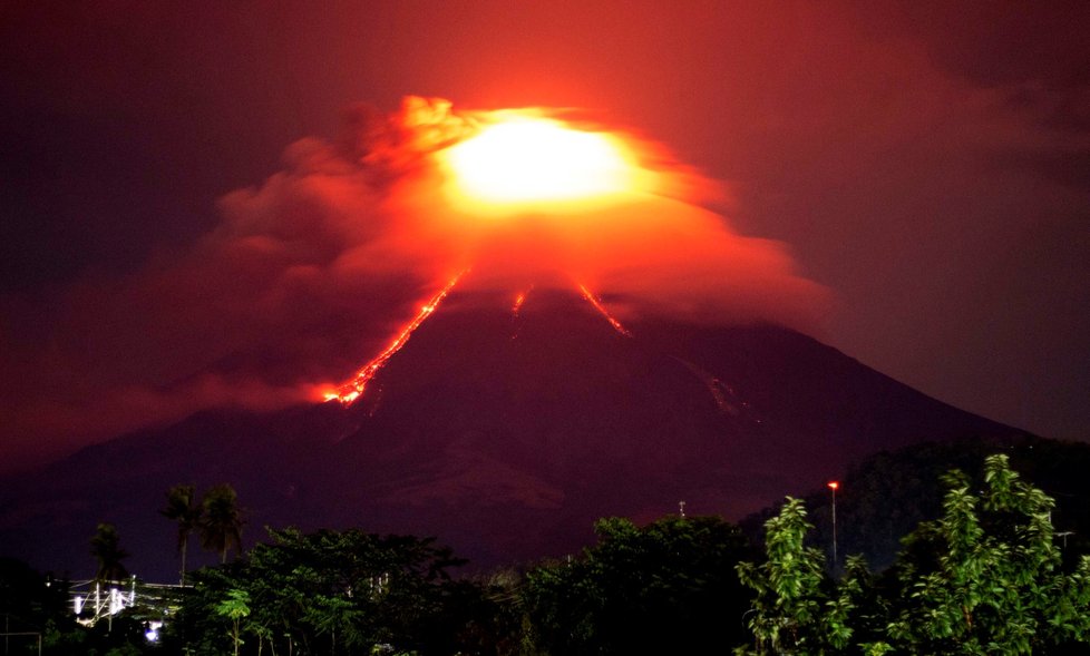 Filipínci mají druhý nejvyšší stupeň varování kvůli sopce Mayon.