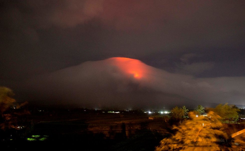 Filipínci mají druhý nejvyšší stupeň varování kvůli sopce Mayon.