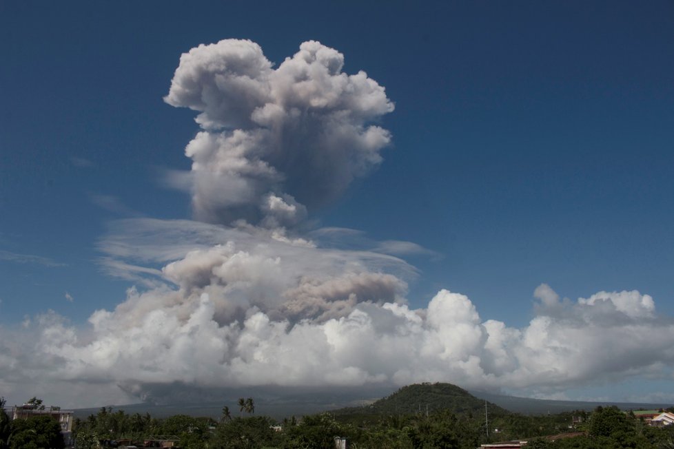 Po silné erupci sopky Mayon na filipínském ostrově Luzon vyhlásily úřady čtvrtý, tedy druhý nejvyšší stupeň výstrahy a varují před další explozí.