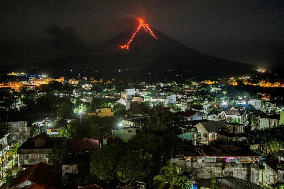 Filipínci mají druhý nejvyšší stupeň varování kvůli sopce Mayon.