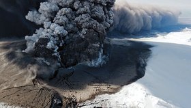 Islandská sopka pořád chrlí a aerolinky platí pokuty...