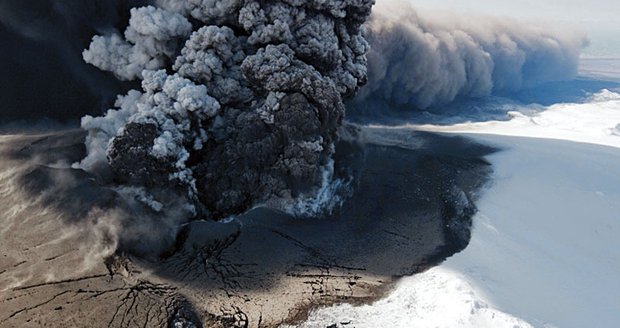 Islandská sopka pořád chrlí a aerolinky platí pokuty...