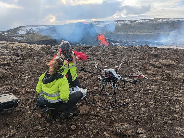 Příprava dronu pro sběr vzorků uvolněných plynů ze sopky Fagradalsfjall na Islandu