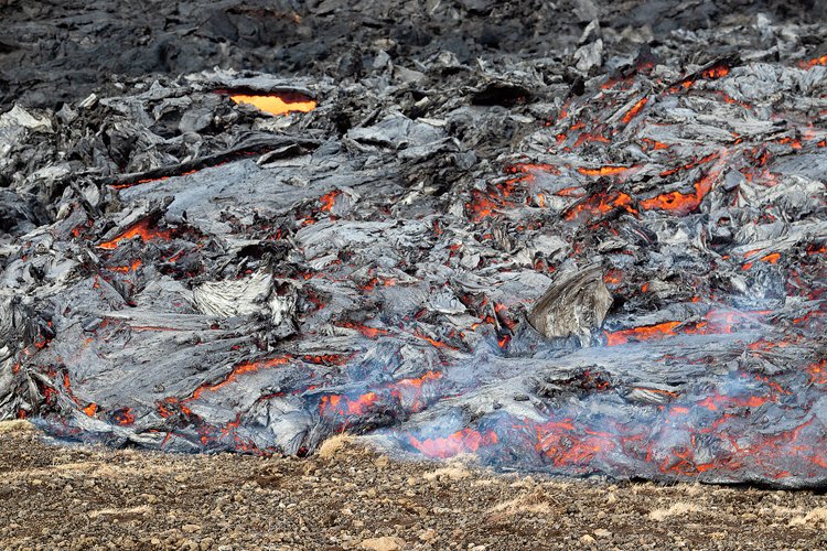 Rychle tekoucí, v případě islandské sopky Fagradalsfjall vytéká z hloubky 17–20 kilometrů