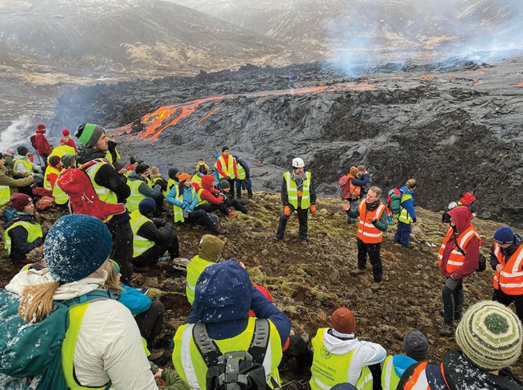 Studenti geologie z univerzity v hlavním městě Reykjavíku se vypravili na exkurzi k sopce Fagradalsfjall