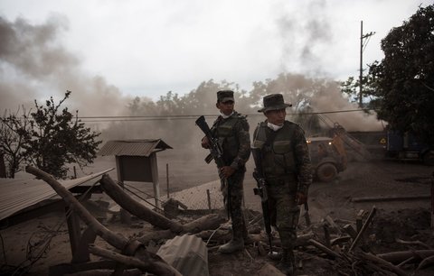 Sopka v Guatemale zabila už 99 lidí. Dalších 200 se pohřešuje a šance je mizivá