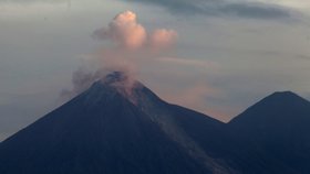 „Vacationland je skoro celý zničený,“ řekla dnes médiím mluvčí místního úřadu Janet Snyderová, podle níž se v lokalitě nacházely hlavně rekreační domy, ale i trvale obývané budovy.