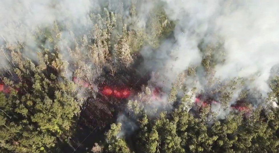 Na Havaji vybouchla sopka. Úřady vyhlásily evakuaci, lidem hrozí otrava i popálení lávou (3. 5. 2018).