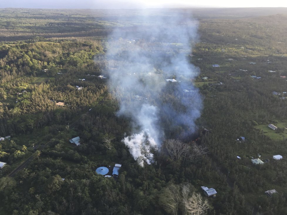 Na Havaji vybouchla sopka. Úřady vyhlásily evakuaci, lidem hrozí otrava i popálení lávou