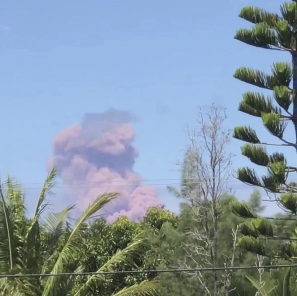 Na Havaji vybouchla sopka. Úřady vyhlásily evakuaci, lidem hrozí otrava i popálení lávou (3.05.2018).