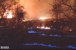 Modré plameny tvoří metan při spalování rostlin lávou