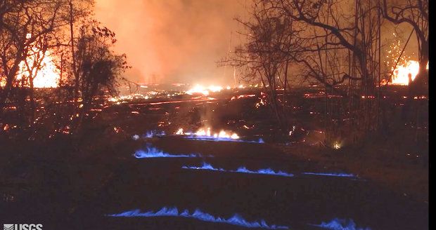 Podívaná jako z pekla: Havajské ulice hoří kvůli lávě modrými plameny