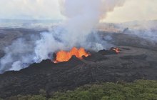 Sopka Kilauea chrlí už tři týdny lávu a požírá lesy, vesnice i silnice: Havajští bohové se zlobí