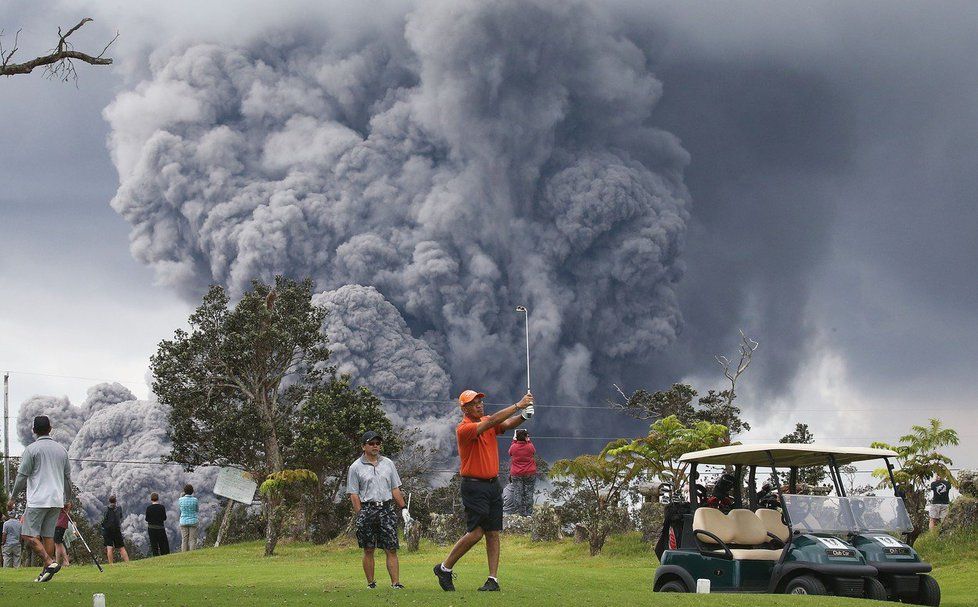 I přes nebezpečí erupce sopky golfisté pokračují ve hře.